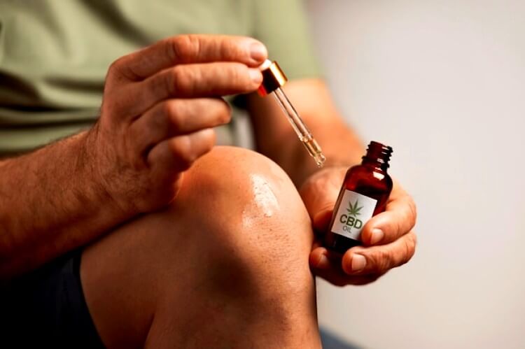 Homme utilisant une huile essentielle