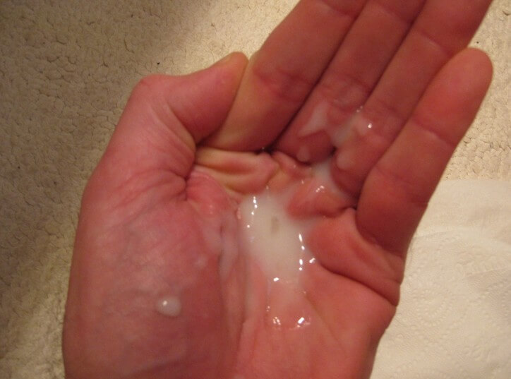 Sperme dans une poignée de main