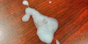 Sperme sur le parquet