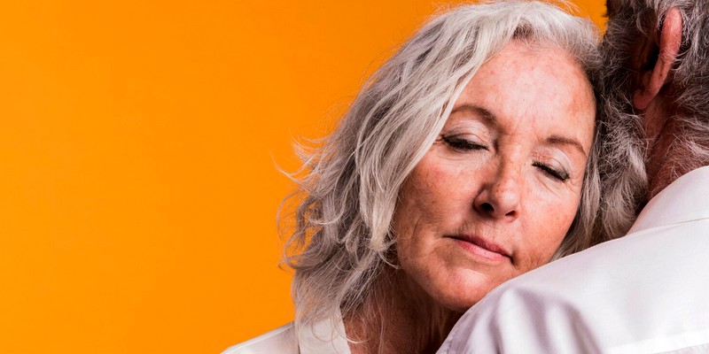 Couple de personnes âgées qui font un calin